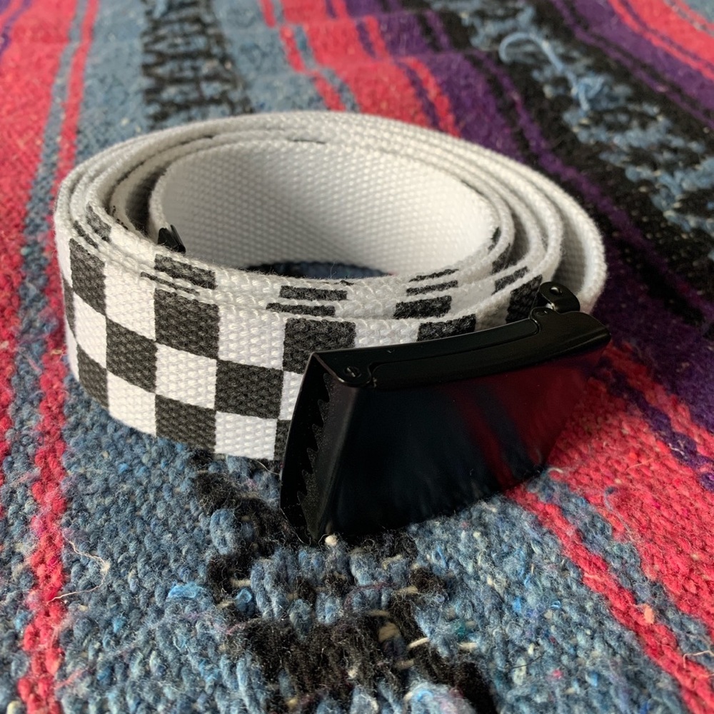 Checkered buckle belt
